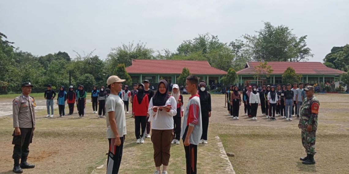 Polsek Kotapadang Latih Petugas Pengibar Bendera untuk HUT RI ke-79
