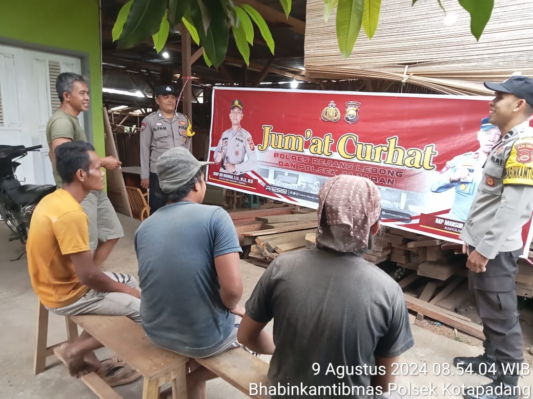 Warga Masyarakar Desa Durian Mas Hadiri Jumat Curhar Bersama Polsek Kotapadang 
