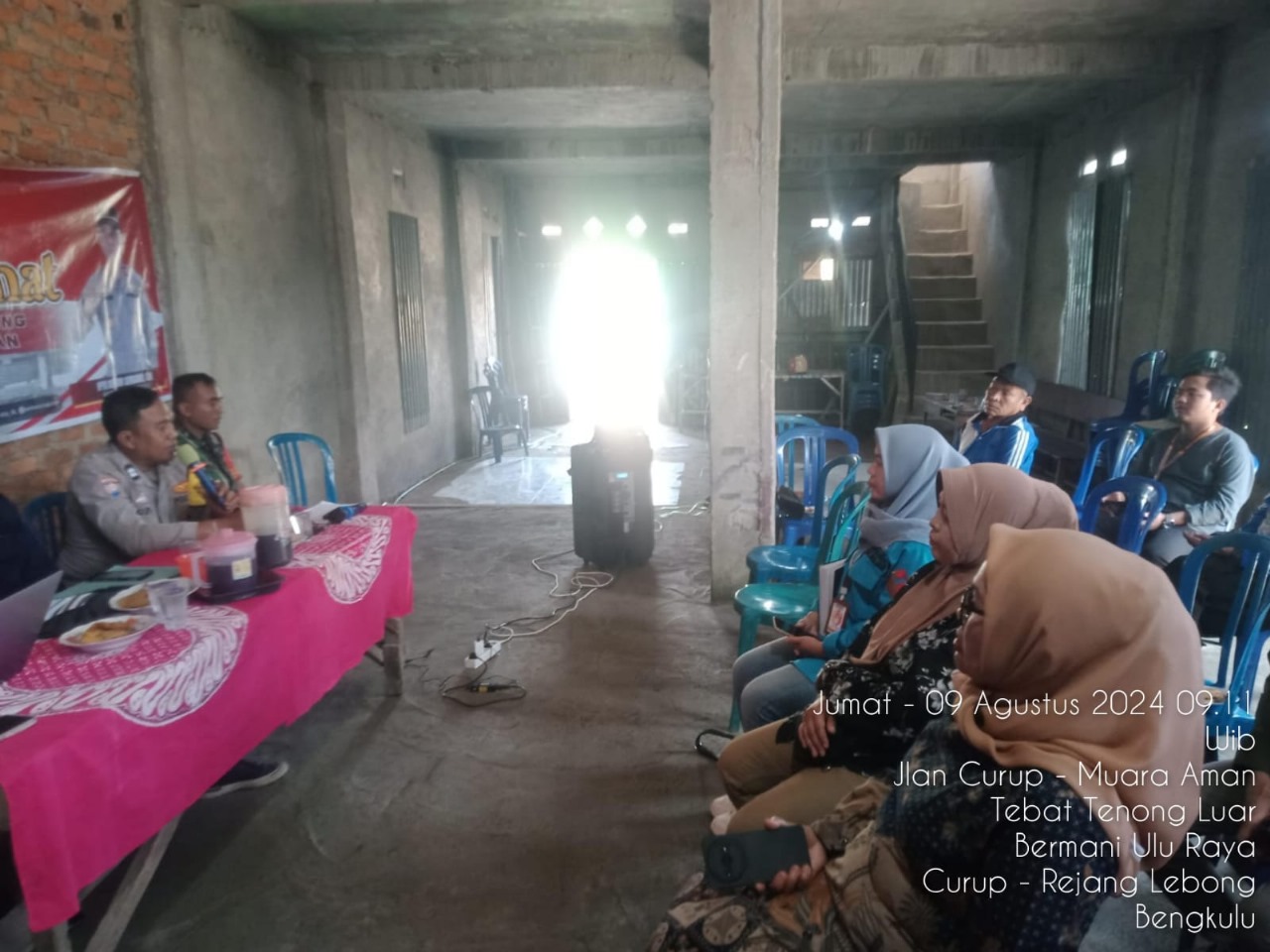 Bhabinkamtibmas Polsek Bermani Ulu Jumat Curhat Bersama Warga 