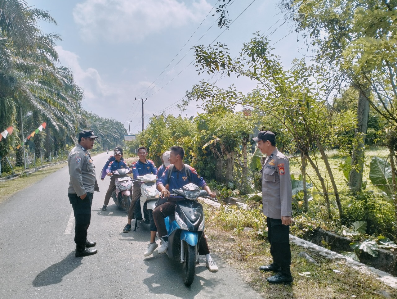 Personel Polsek Padang Guci Gelar Patroli, Sampaikan Imbauan Tertib Berlalu Lintas