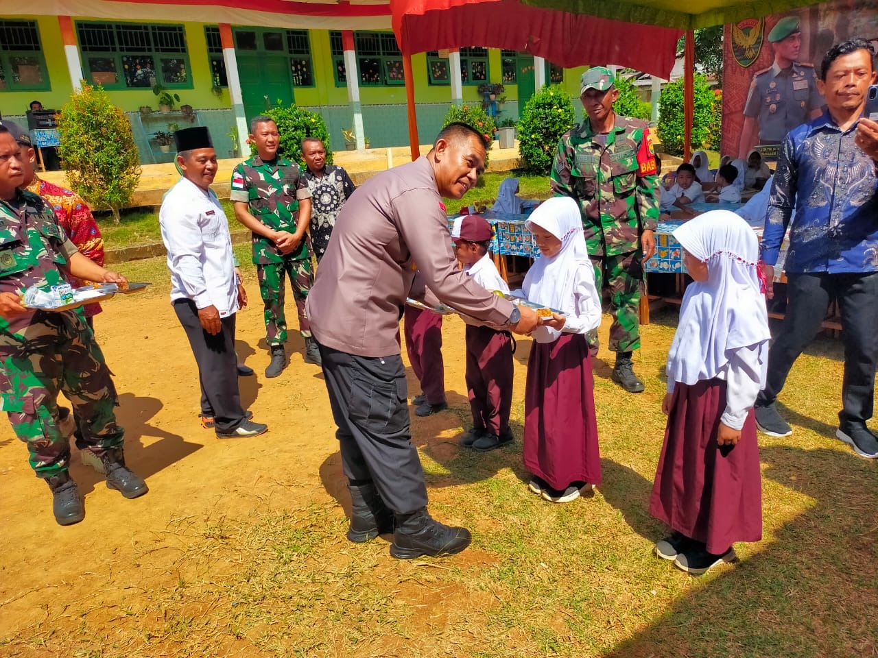 Polsek Ketahun Dukung Program Dapur Masuk Sekolah