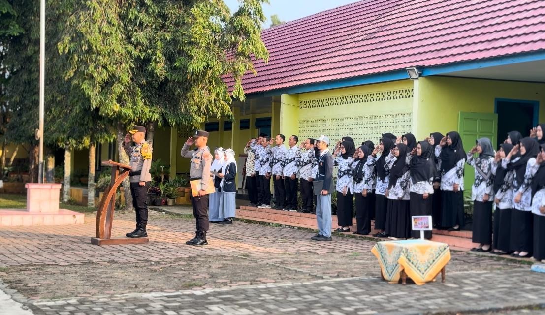 PJU Polres Bengkulu Utara dan Kapolsek Jajaran Menjadi Inspektur Upacara di Sekolah Sampaikan Pesan Kamtibmas