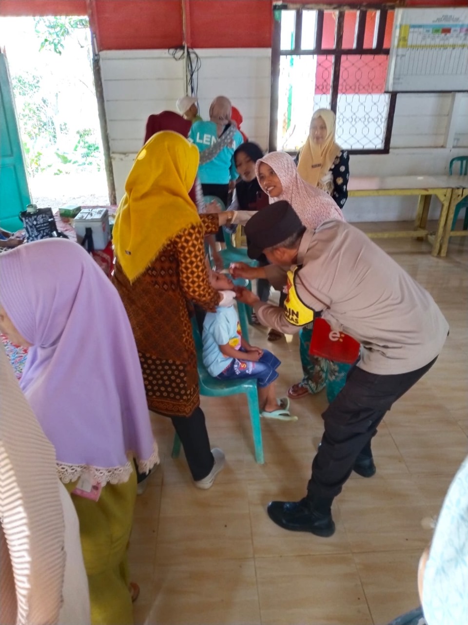 Cegah  Penyakit Polio, Bhabinkamtibmas Dampingi Petugas Kesehatan Beri Polio Pada Siswa Sd Dan Balita