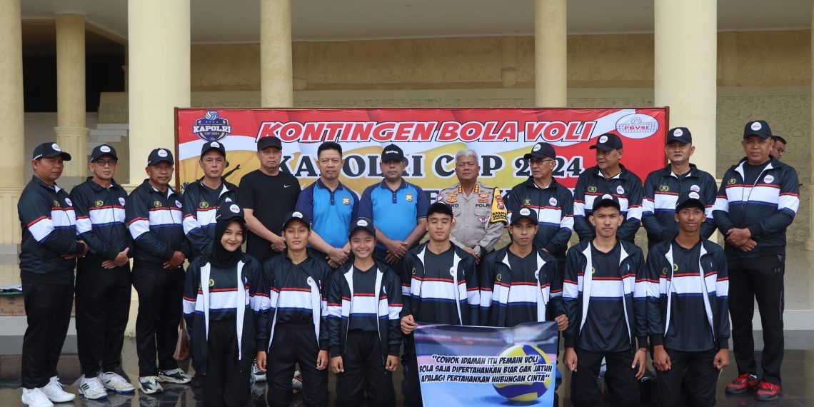 Wakapolda Bengkulu Melepas Tim Bola Voli untuk Turnamen Kapolri Cup 2024Wakapolda Bengkulu Melepas Tim Bola Voli untuk Turnamen Kapolri Cup 2024