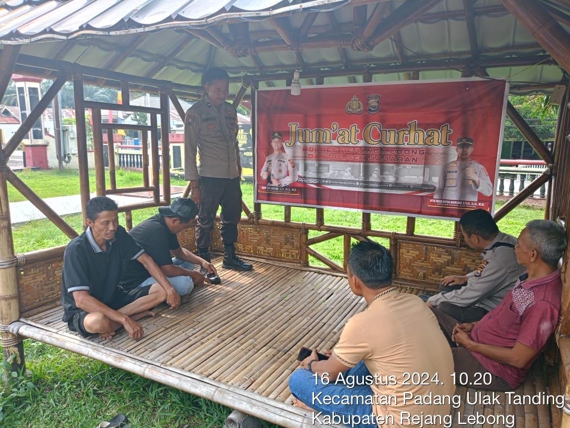 Dengarkan Keluhan dan Aspirasi Warga, Personel Polsek Padang Ulak Tanding Jumat Curhat  