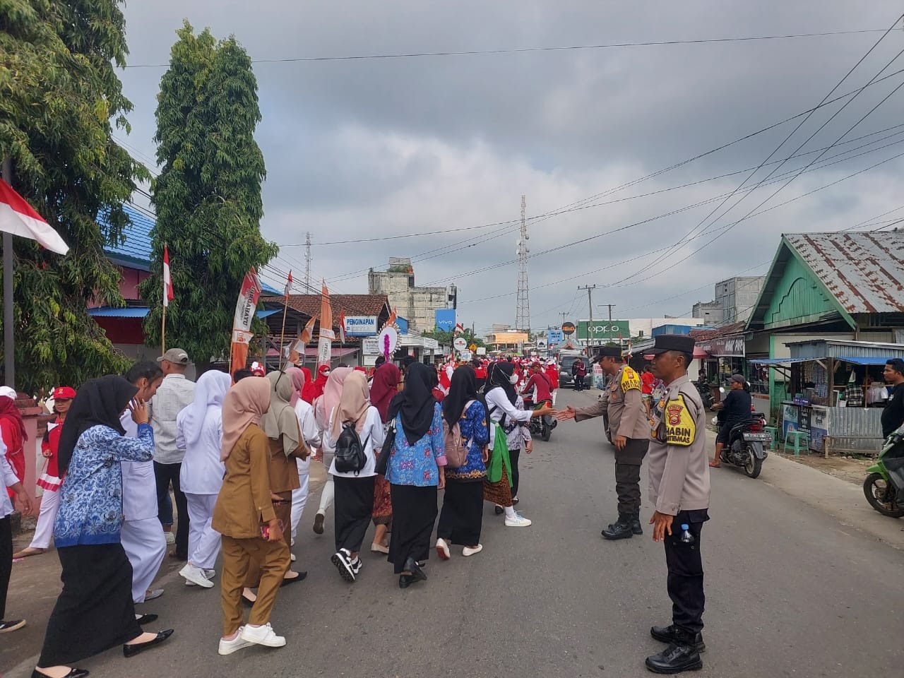 Polsek Ketahun Laksanakan Pengamanan Karnaval Dalam Rangka Memeriahkan Peringatan HUT Kemerdekaan RI Tahun 2024 Ke-79