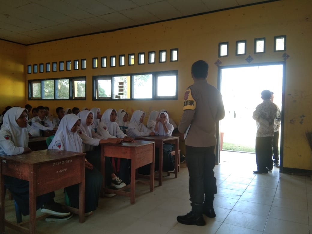 Tanamkan Tertib Lalulintas Sejak Dini, Polsek Muara Sahung Gelar Sosialisasi Di SMPN 12 Kaur