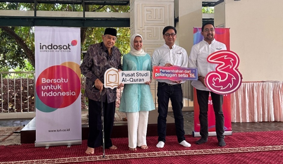 Prof M Quraish Shihab, Pendiri Pusat Studi Al-Qur’an (paling kiri) dan Nasywa Shihab, Direktur Eksekutif Pusat Studi Al-Qur’an (kedua dari kiri) menerima routers internet dari Tri