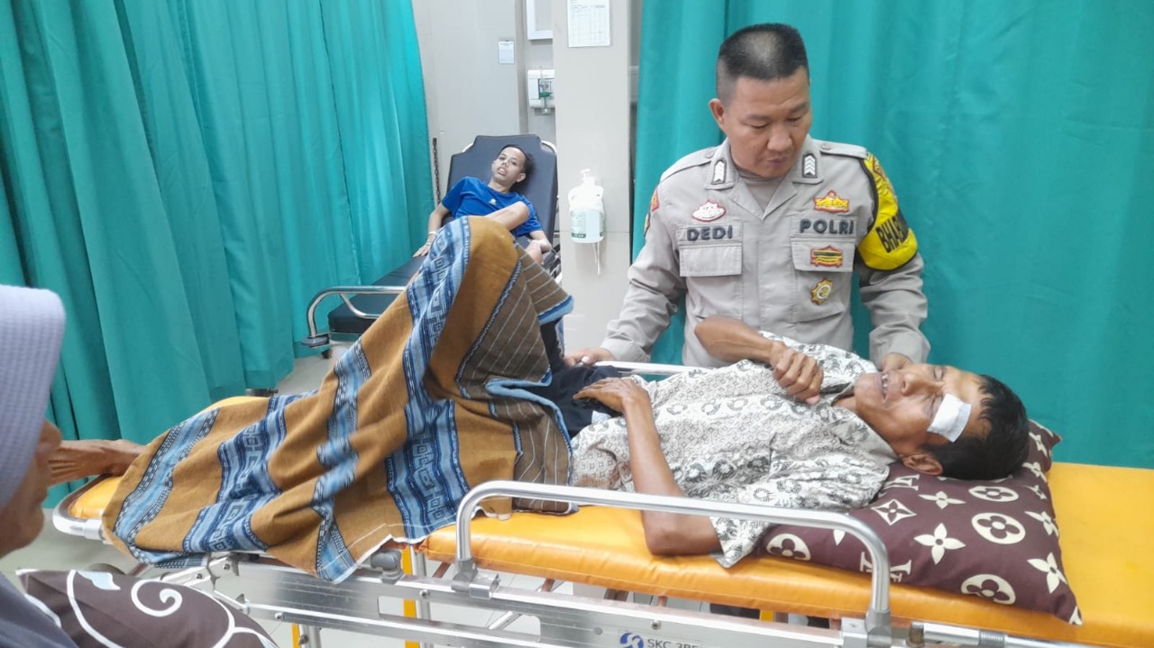 Peduli Terhadap Warga Binaan, Bhabinkamtibmas  Antar dan Jemput Warga Binaan yang Sakit ke Rumah Sakit 