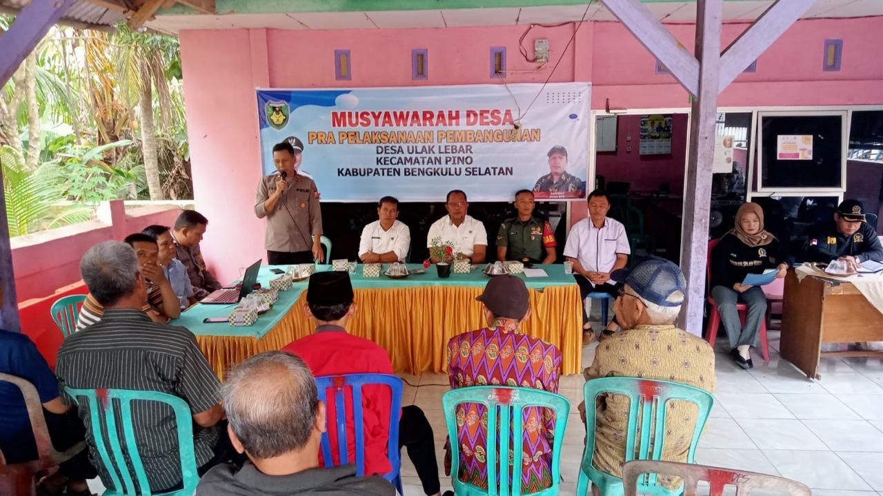 Kapolsek dan Kanit Binmas Polsek Pino Menghadiri Pra Pembangunan Tahun 2024 Desa Ulak Lebar