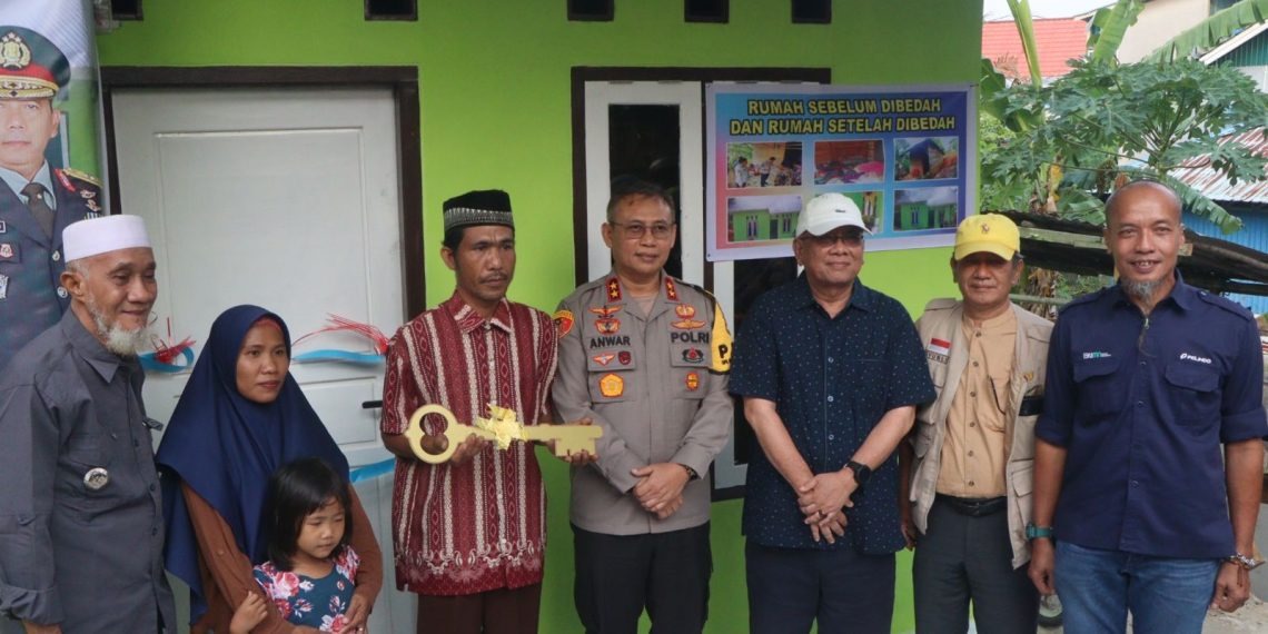 Penuh Haru, Kapolda Bengkulu Serahkan Kunci Program “Bedah Rumah” Kepada Warga Penerima Manfaat
