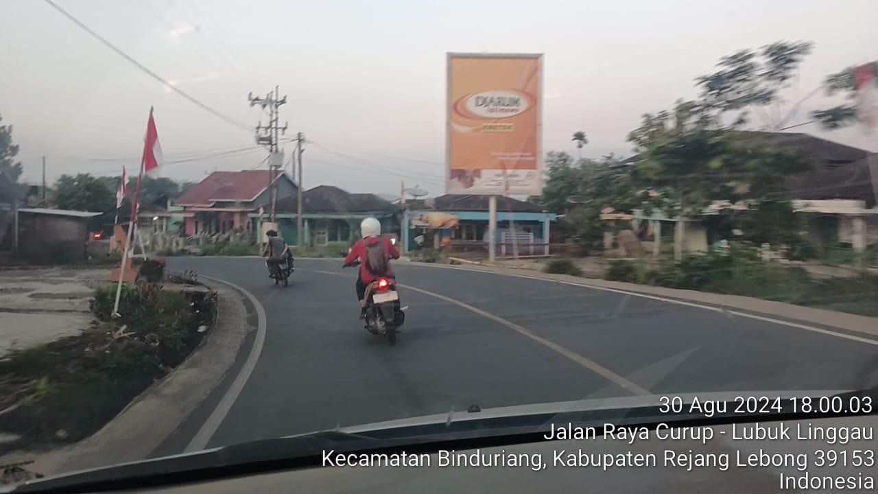 Berikan Keamanan, Polsek Sindang Kelingi Lakukan Pengawalan di Jalan Lintas