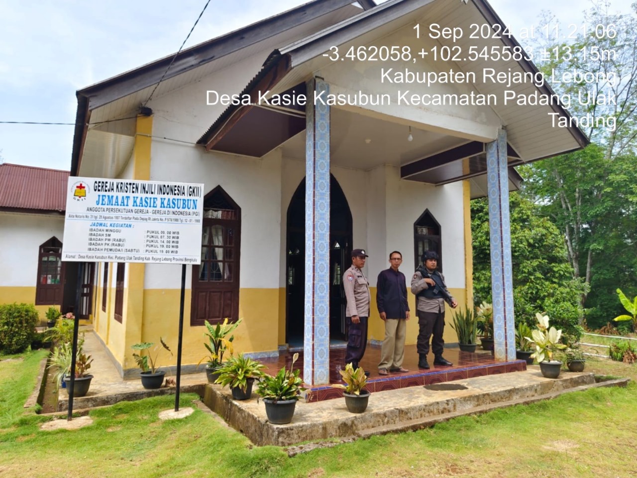 Berikan Rasa Aman dalam Beribadah, Polsek Sindang Kelingi Laksanakan Pengamanan Gereja 