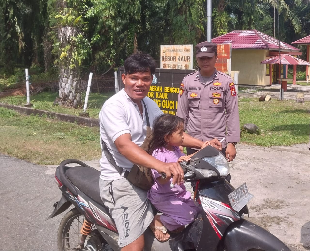 Polsek Padang Guci Hulu Lakukan Patroli dan Berikan Imbauan Tertib Berlalulintas di Desa Sukananti