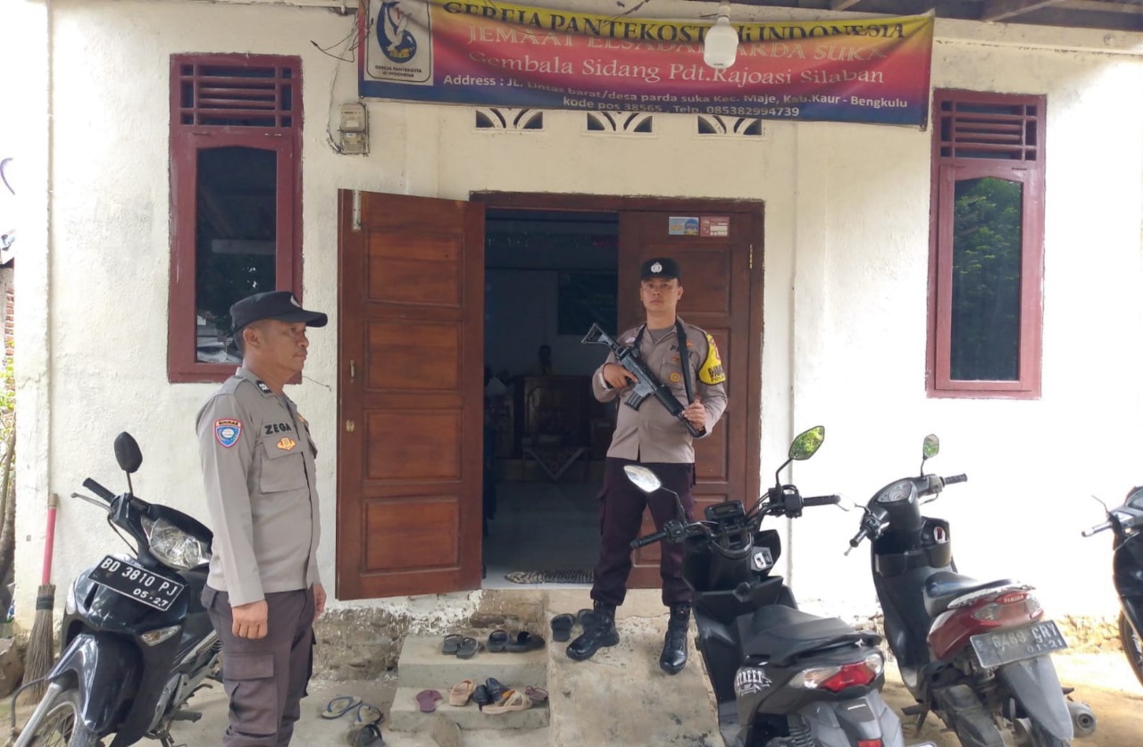 Personel Polsek Maje Pengamanan Ibadah Gereja Umat Kristiani di Wilayah Hukum Polsek Maje 
