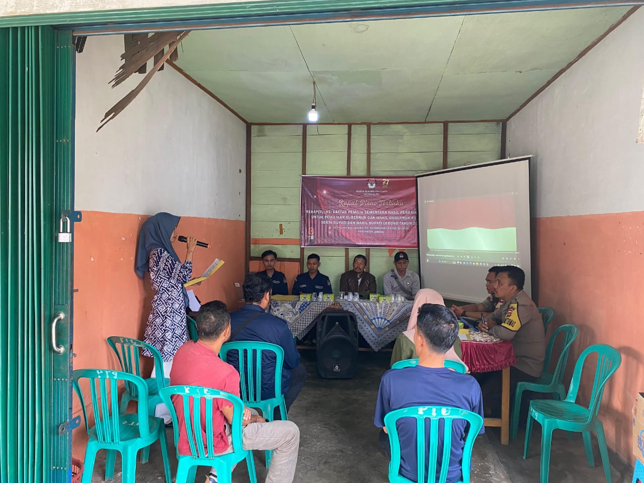 Sambang, Bhabinkamtibmas Polsek Lebong Selatan Ikuti Rapat Pleno Terbuka DPSHP di Kelurahan Tes