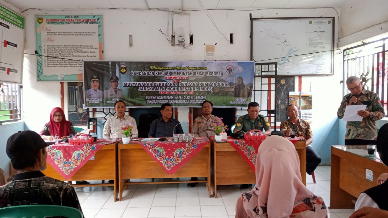 Monitor Perkembangan Pembangunan desa Binaan, Kanit Binmas Polsek Pino hadiri Undangan Musyawarah di Kantor Desa Tanjung Aur I