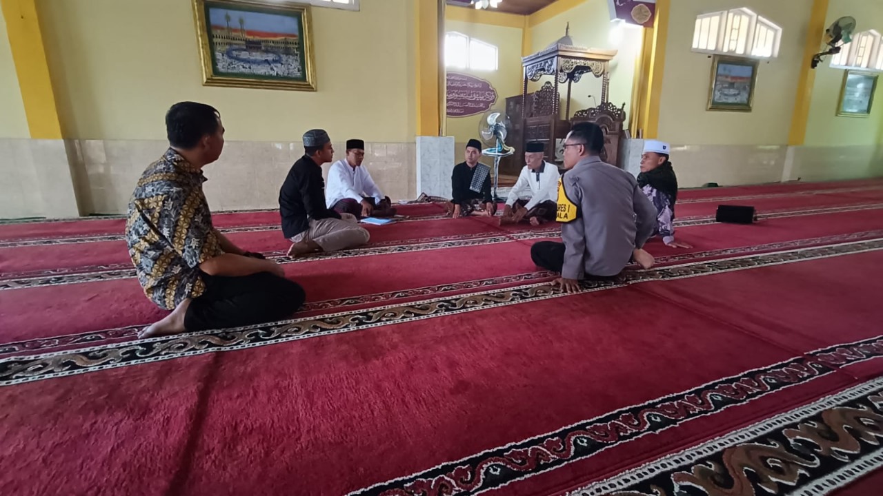 Jumat Keliling Keliling dan Silahturahmi, Kapolres Rejang Jumat Curhat dengan Pengurus Masjid Darusaalam 
