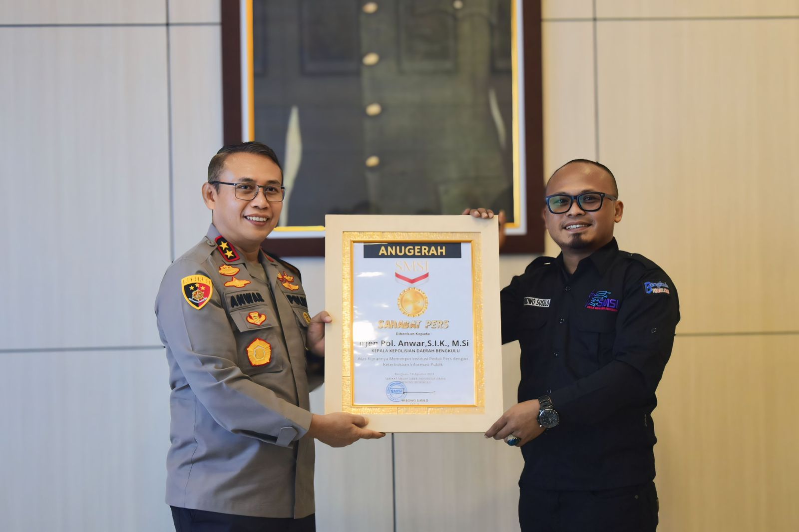 Kapolda Bengkulu Terima Anugerah Sahabat Pers dari SMSI