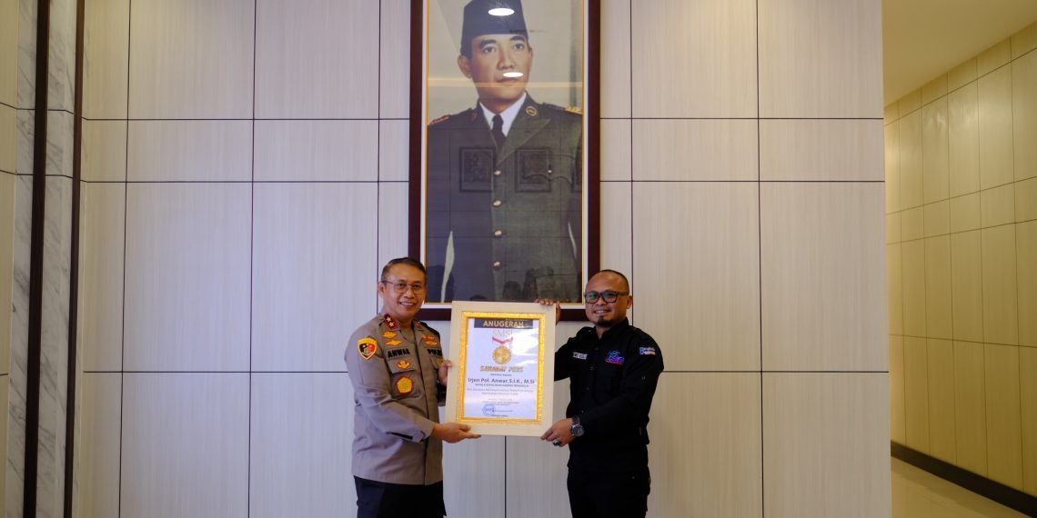 Berdedikasi Dalam Perkembangan Pers, Kapolda Bengkulu Terima Anugerah Sahabat Pers dari SMSI