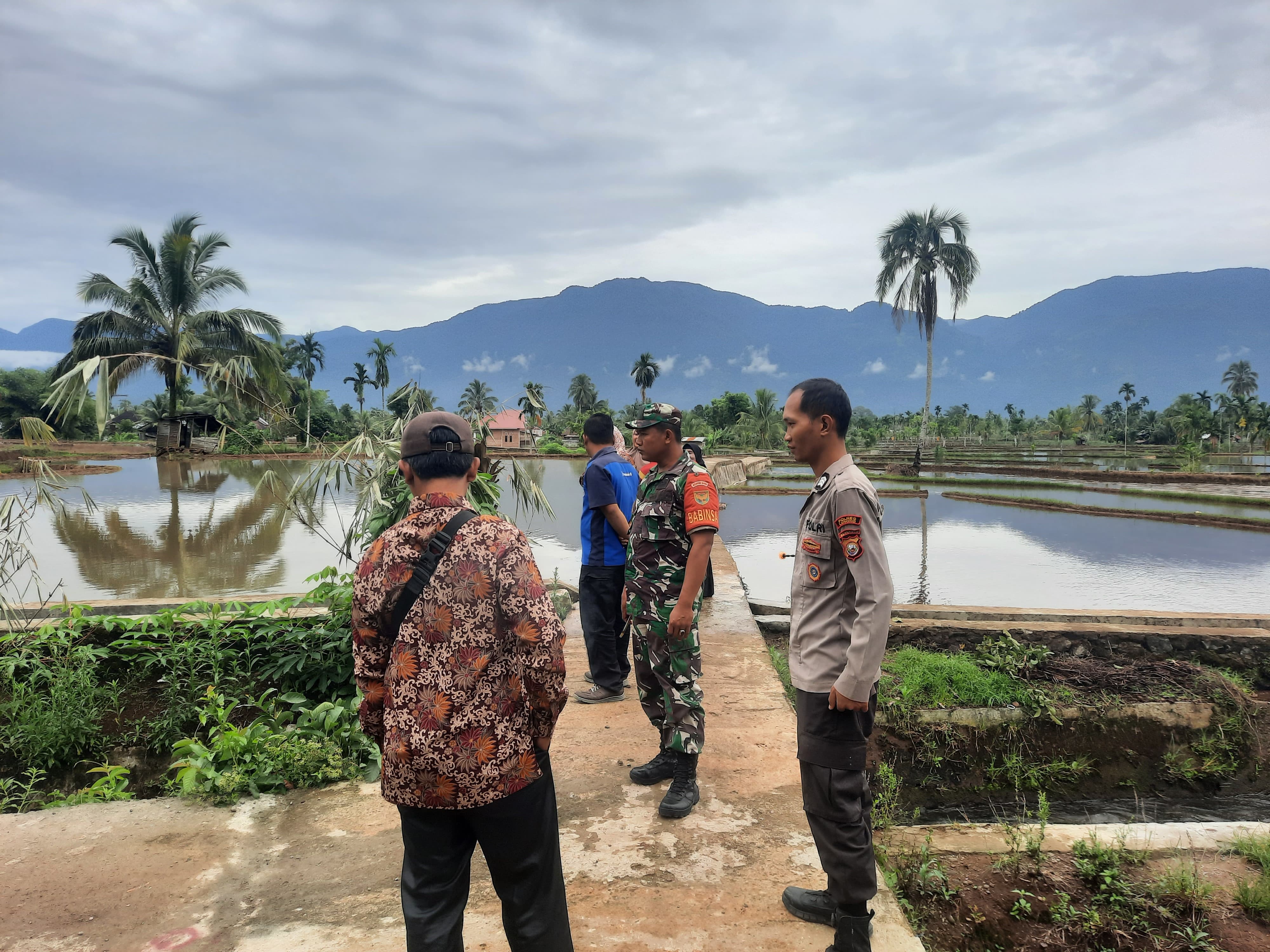 Bhabinkamtibmas Polsek Lebong Utara Hadiri Monev DD di Desa Talang Ulu