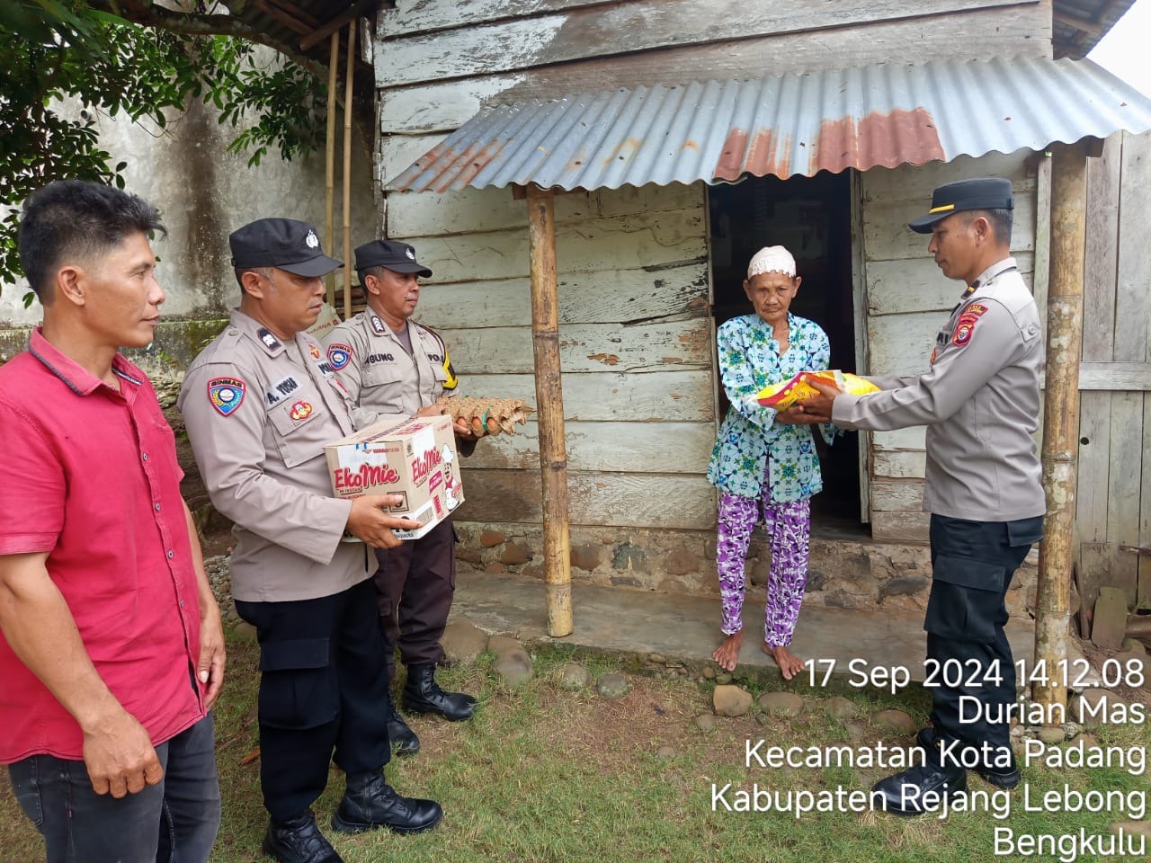 Wakapolsek Kotapadang Bersama Bhabinkamtibmas Laksanakan Kegiatan Selasa Berbagi Kepada Warga Kurang Mampu 