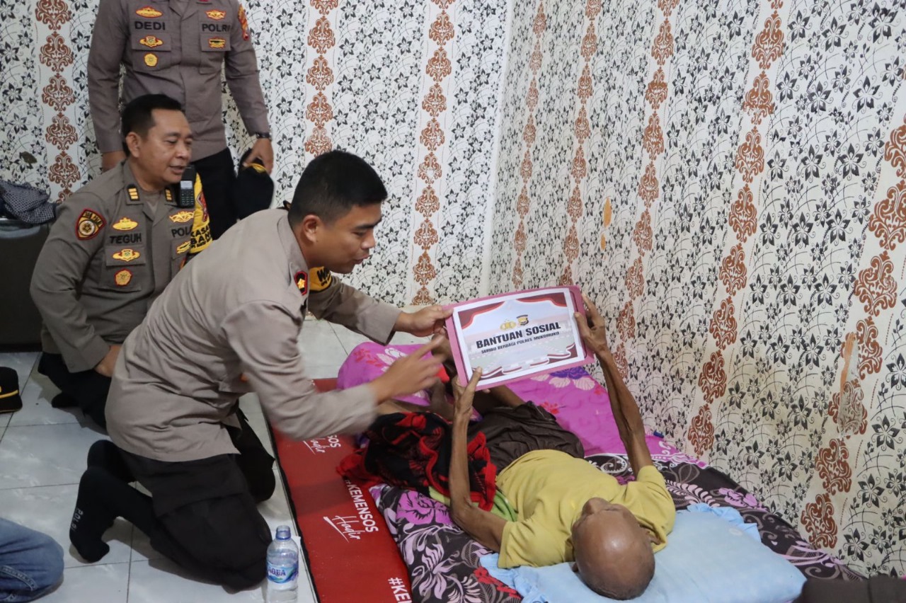 Pererat Hubungan Positif dengan Masyarakat, Polres Mukomuko Berikan Bantuan Sembako kepada Warga yang Membutuhkan