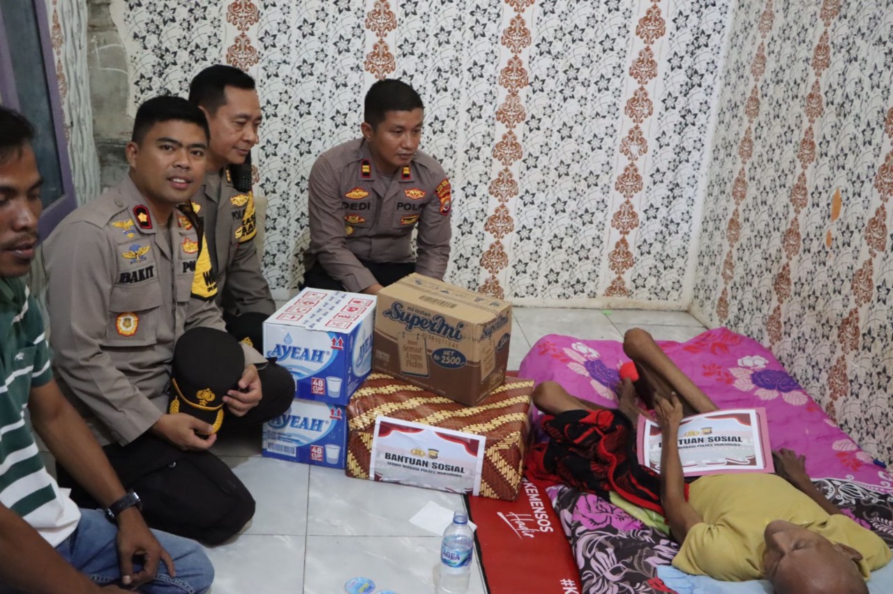 Cooling System, Polres Mukomuko Berikan Sembako  Bantu Warganya Sedang Sakit