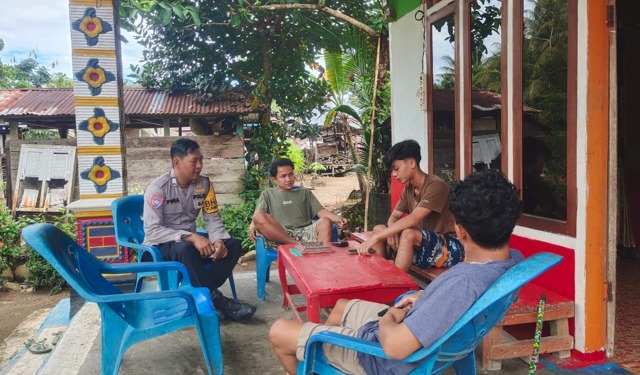 Ngobrol Santai, Bhabinkamtibmas Polsek V Koto Ajak Sukseskan Pilkada Serentak 2024