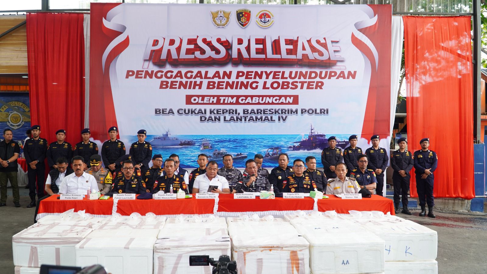 Konfrensi Pers Penyeludupan Benih Bening Lobster Sebanyak 237.305 Benih Bening Lobster Senilai 23,6 miliar Rupiah 