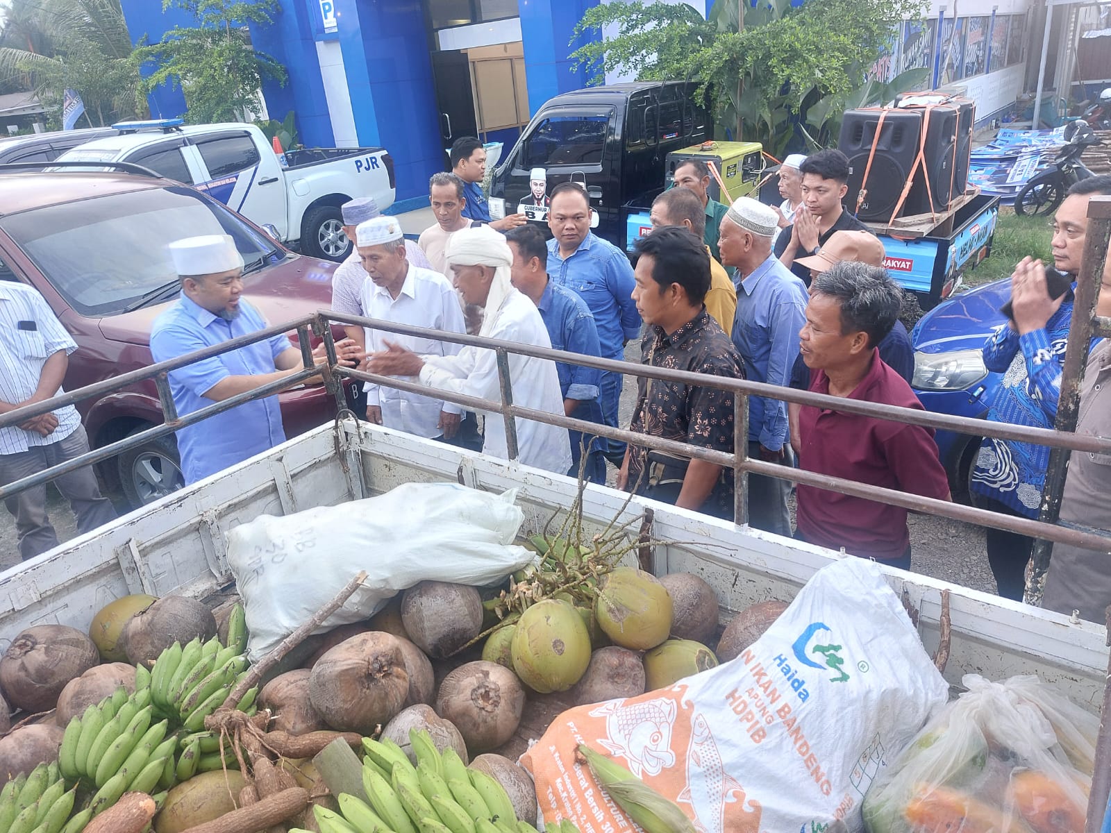 Niat Tulus Ingin Dipimpin Helmi, Warga Ini Sampai Berikan Hasil Bumi untuk Perjuangan