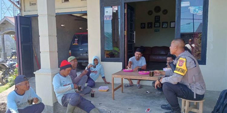 Bhabinkamtibmas Polsek Sindang Kelingi Lakukan Sambang dan Cooling System Di Desa Air Dingin