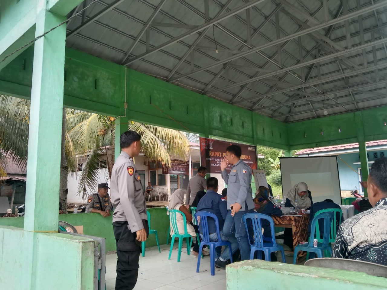 Polres Seluma Amankan Rapat Pleno Terbuka Hasil Penghitungan Suara Pilkada 2024 di Kecamatan TaloPolres Seluma Amankan Rapat Pleno Terbuka Hasil Penghitungan Suara Pilkada 2024 di Kecamatan Talo