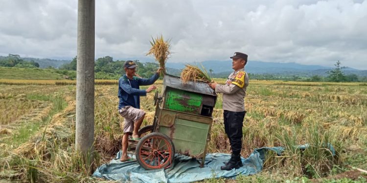 Cooling System Pasca Pilkada, Bhabinkamtibmas Polsek Kotapadang Sambangi Warga Desa Suka Merindu