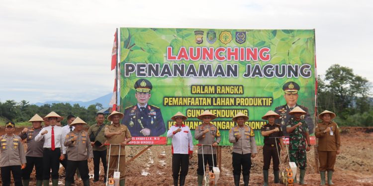 Kapolda Bengkulu Launching Penanaman Bibit Jagung dan Resmikan Gedung Baru di Polres Bengkulu Tengah