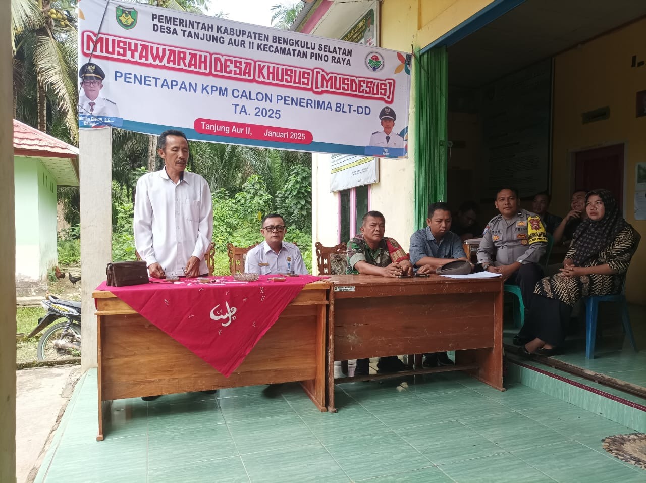 Bhabinkamtibmas Polsek Pino Raya Hadiri Musyawarah Penetapan Penerima BLT Desa Tanjung Aur II