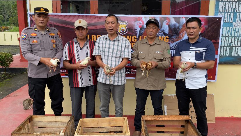Kapolres Rejang Lebong Serahkan Bantuan Bibit Ayam Elba untuk Penanggulangan Stunting di Kecamatan Sindang Kelingi