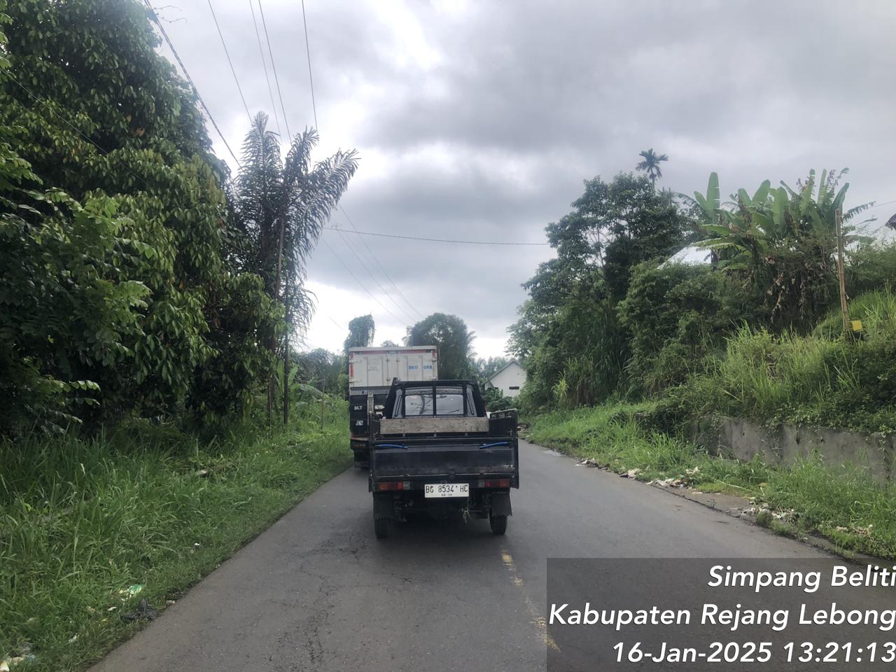 Polsek Sindang Kelingi Lakukan Pengawalan di Jalan Lintas Curup - Lubuk Linggau