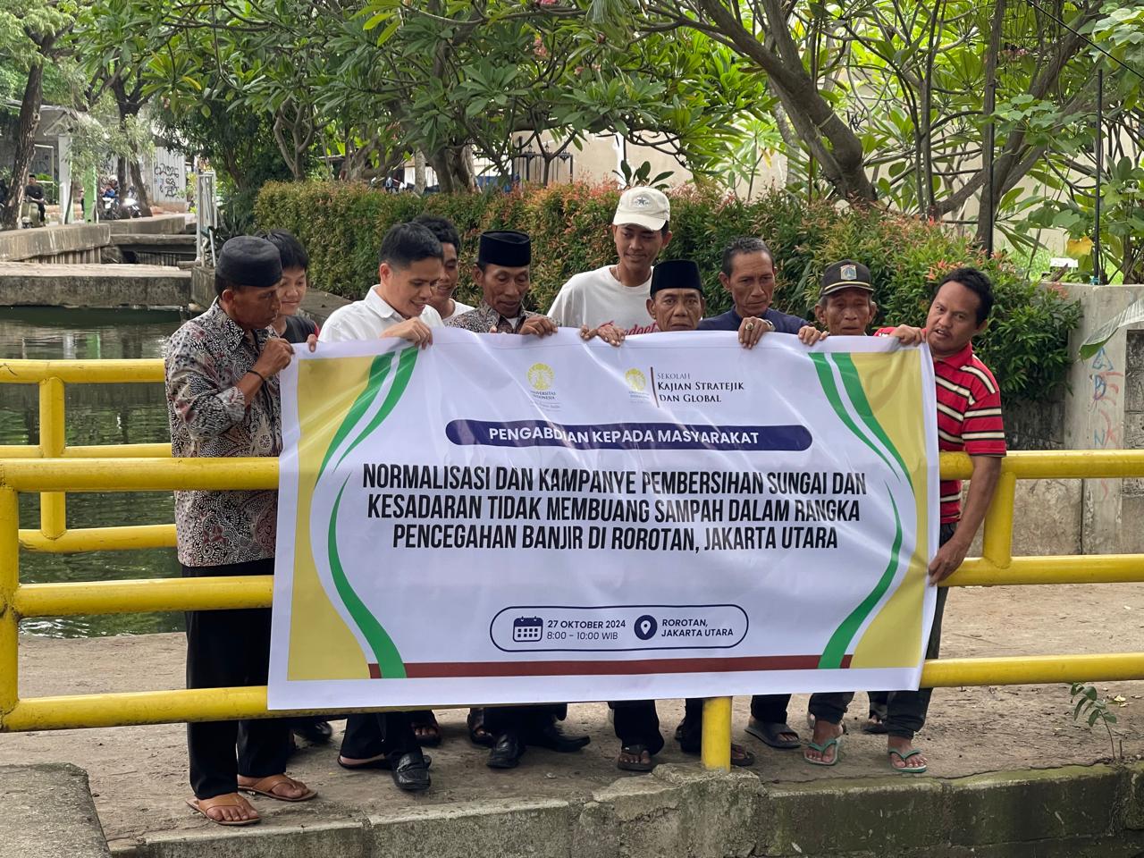 UI Mengedukasi Warga Membersihkan Sungai dari Sampah di Rorotan