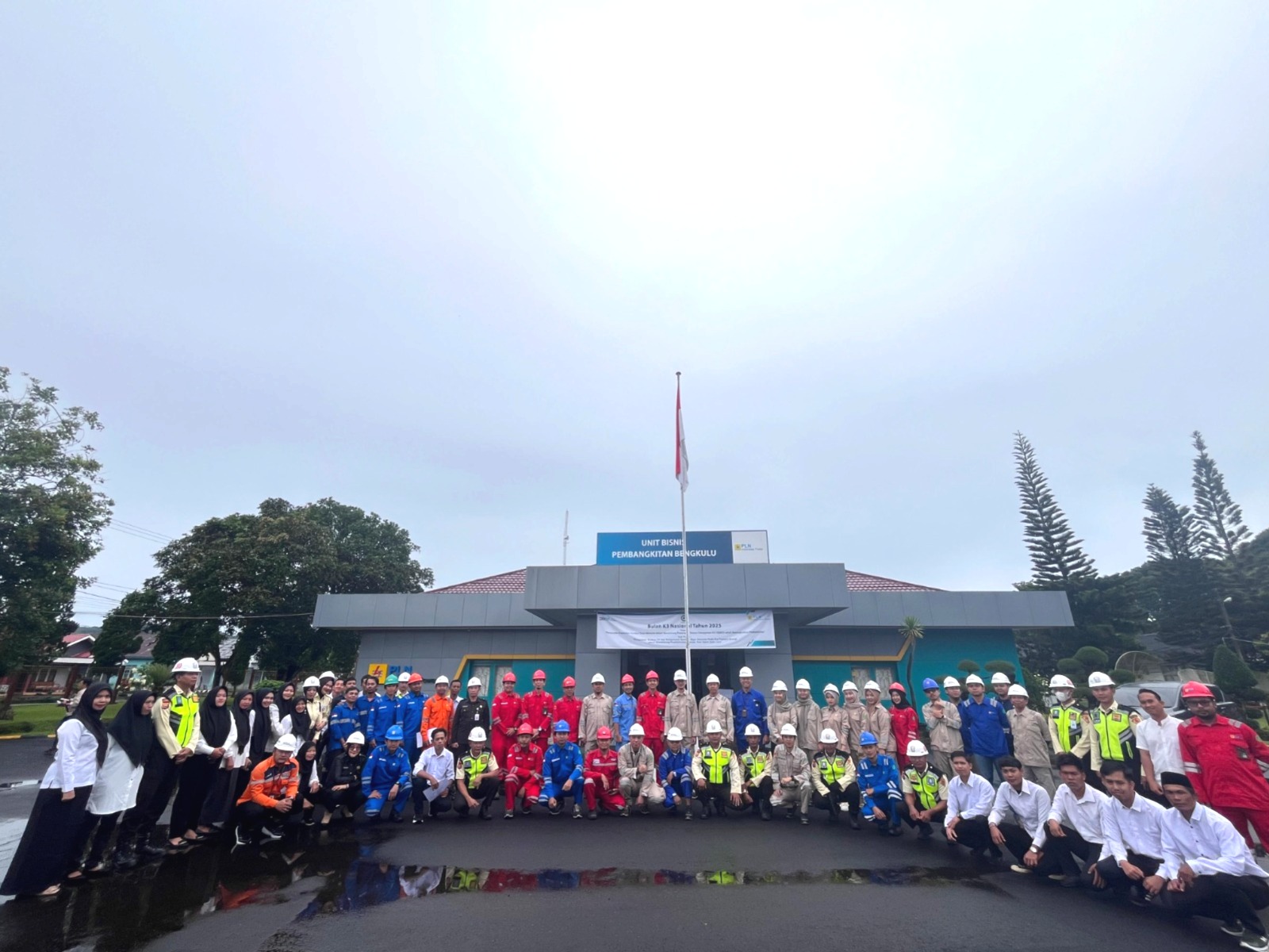 Foto bersama seluruh peserta Apel Bulan K3 Nasional dilingkungan PLN IP UBP Bengkulu