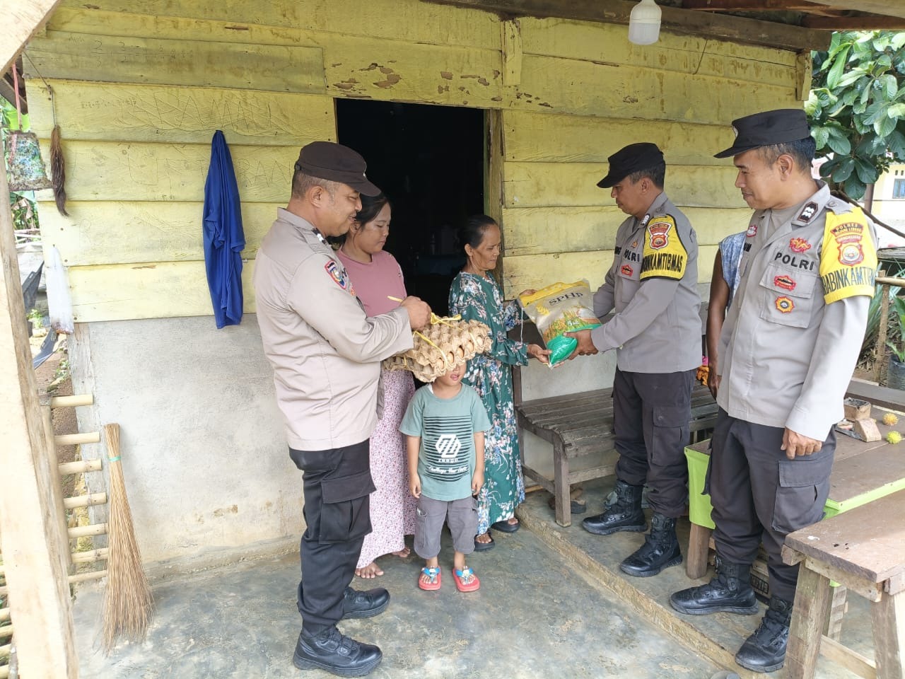 Polsek Kotapadang Gelar Kegiatan Selasa Berbagi, Berikan Bantuan Kepada Warga Desa Durian Mas