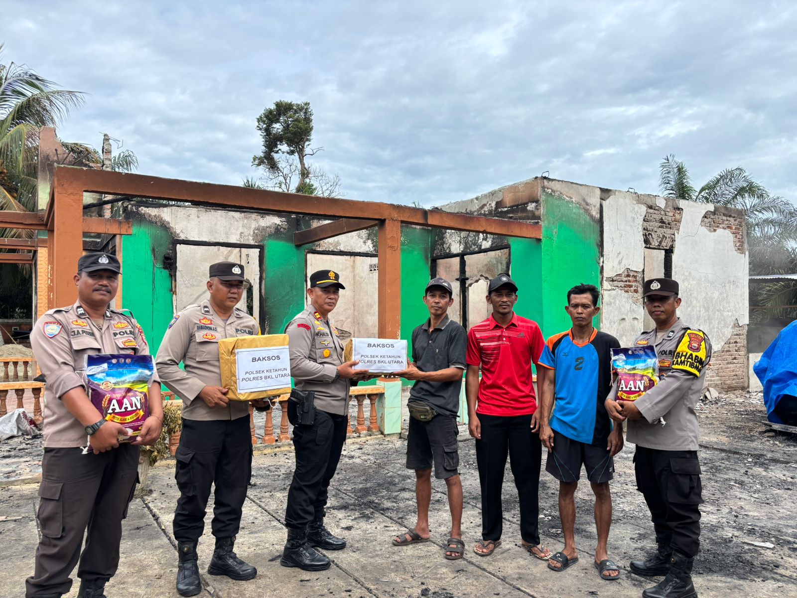 Kapolsek Ketahun Salurkan Bantuan Kepada Korban Kebakaran