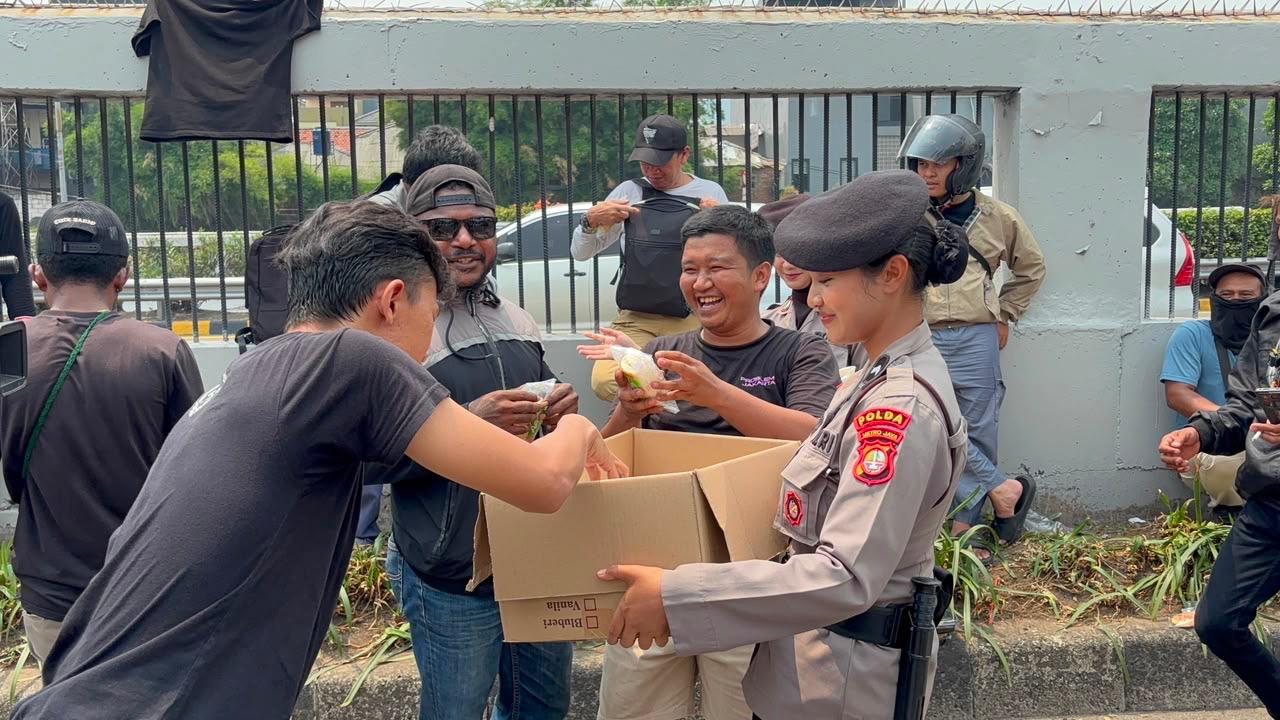 Jakarta, Lensabengkulu.com - Sejumlah polisi wanita (Polwan) bersama personel Polda Metro Jaya lainnya menyapa para pejuang aspirasi di depan Gedung DPR/MPR RI, Jakarta, Kamis (27/8/2026). Mereka membagikan makanan dan minuman kepada peserta penyampaian pendapat yang berada di sekitar lokasi.  Sambil membawa kotak berisi makanan, para Polwan mendatangi peserta yang sedang duduk dan beristirahat. Makanan dan minuman kemudian diberikan secara langsung di tengah pelayanan kepolisian terhadap kegiatan penyampai