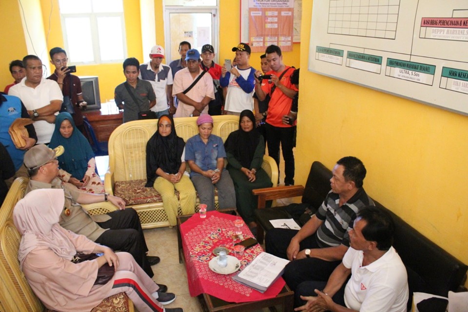 Gubernur Bengkulu Rohidin Mersyah bersama keluarga korban banjir