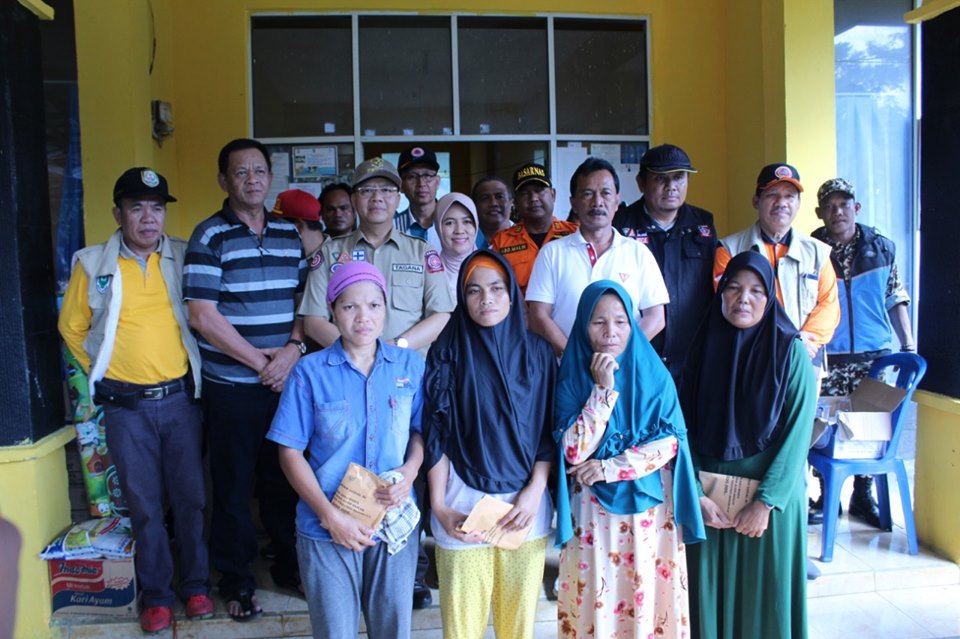 Gubernur Bengkulu Rohidin Mersyah bersama keluarga korban banjir