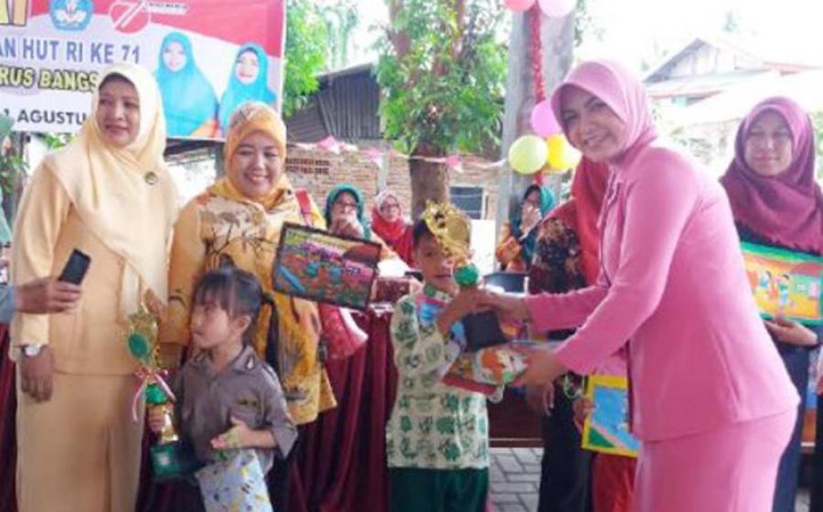 Lomba mewarnai ini diikuti oleh 100 orang utusan TK se-Kota Bengkulu dalam rangka HUT RI Ke 72