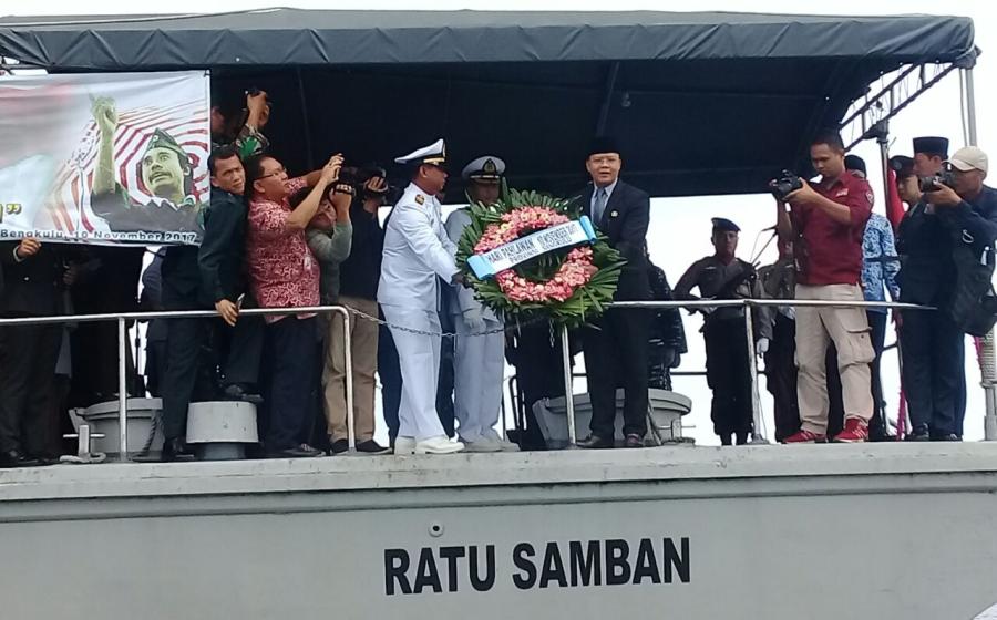 Peringatan Hari Pahlawan-Tabur Bunga di Pelabuhan Puau Baai