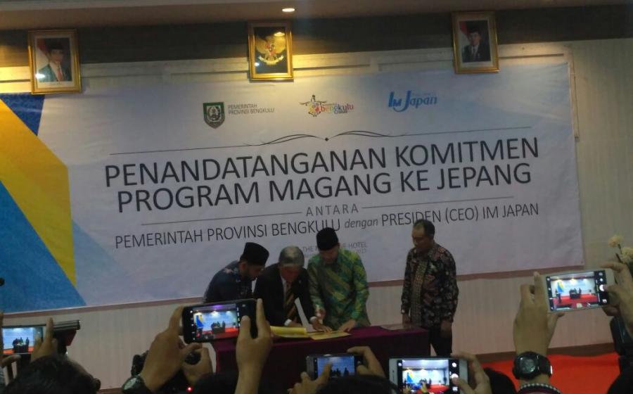 Plt Gubernur Bengkulu Rohidin Mersyah menandatangani komitmen Program magang ke jepang 