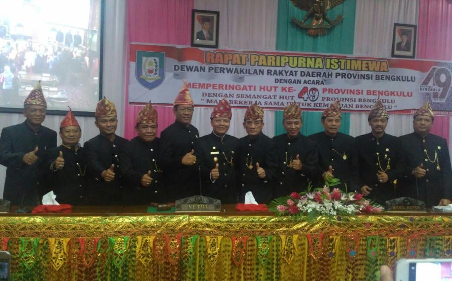 FOTO BERSAMA DPR DAN PLT GUBERNUR