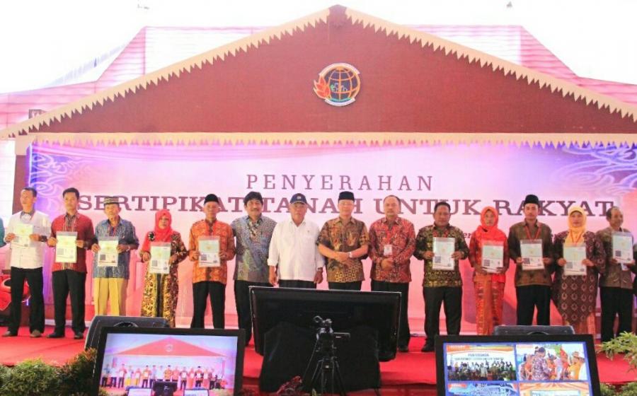 penyerahan sertifikat oleh kementrian PUPR-RI